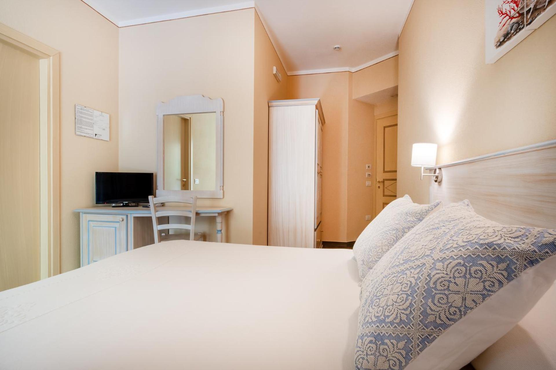 Hotel Lu Pitrali Сан-Теодоро Экстерьер фото